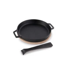 Ooni Grilling Skillet Iron And Wood -Traeger Shop 6012726 A V1.eps High 50266.1638848750